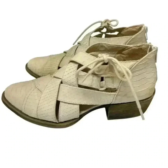 COCONUTS BY MATISSE | WOMENS LUX SNAKE EMBOSSED ANKLE BOOTIES CREAM 8 - Picture 1 of 7